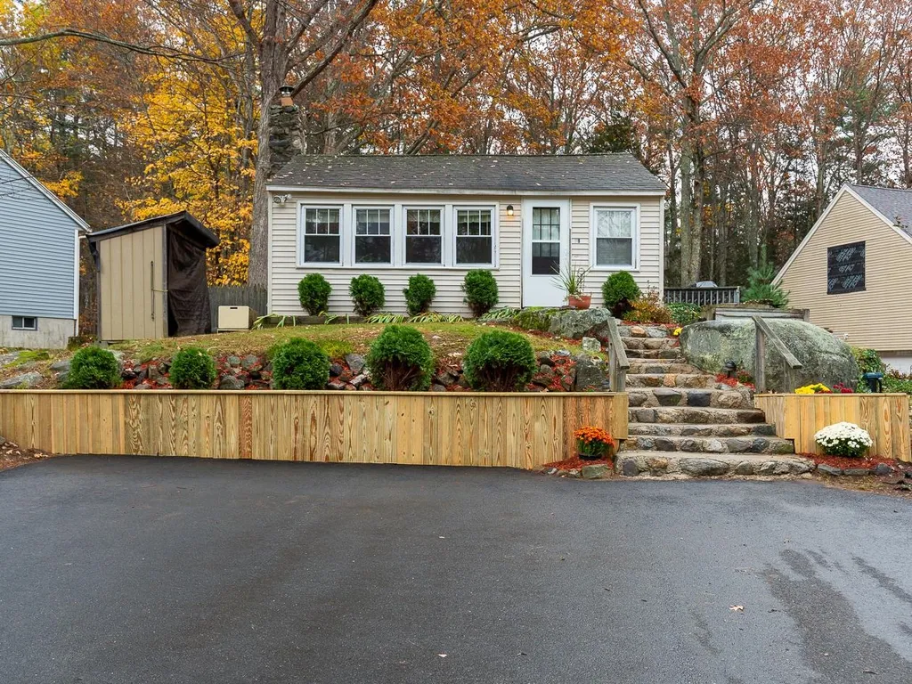 8 Governors Drive Raymond NH 03077