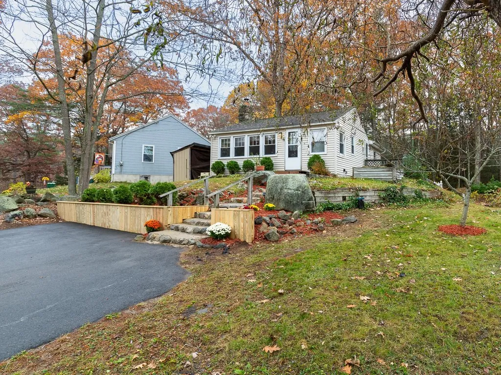 8 Governors Drive Raymond NH 03077