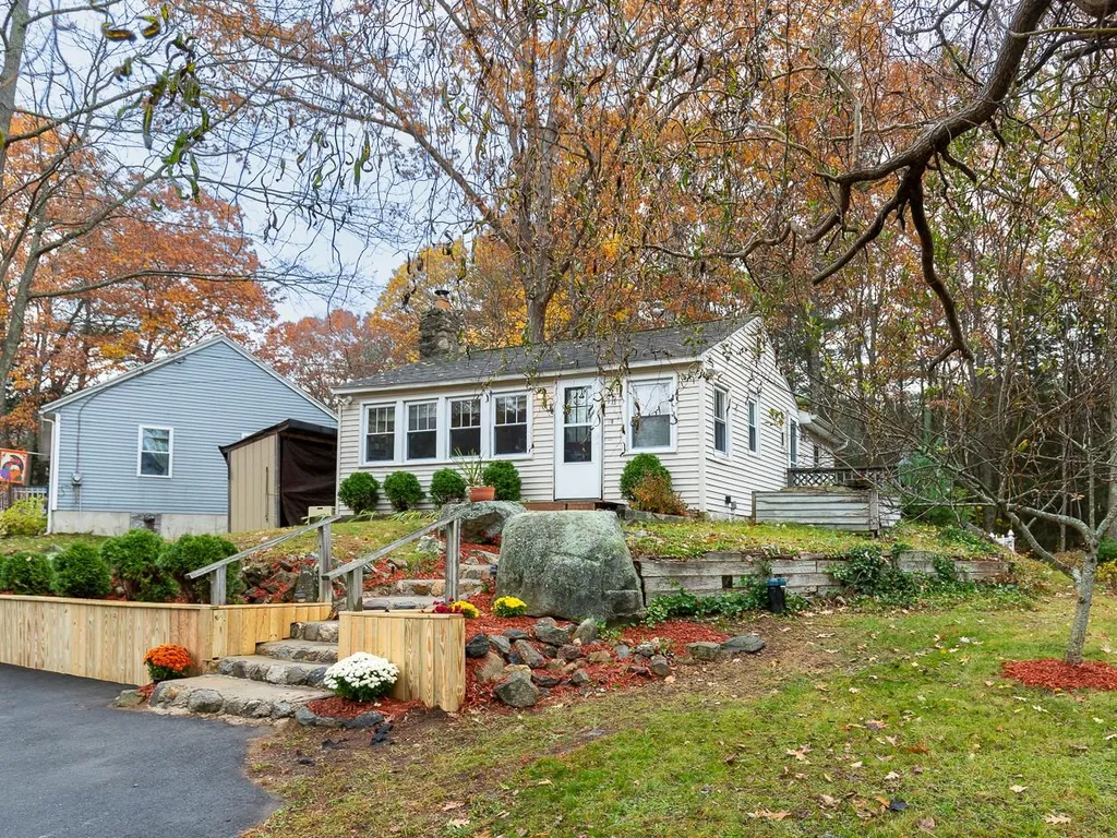 8 Governors Drive Raymond NH 03077