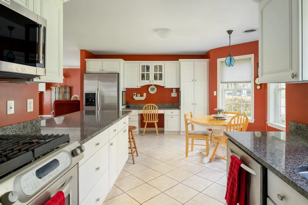 8 Desmond Lane York ME 03909-1241