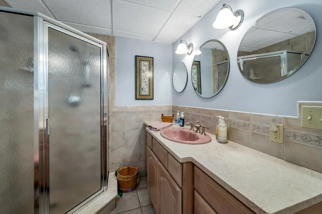 13 Woodridge Road Durham NH 03824