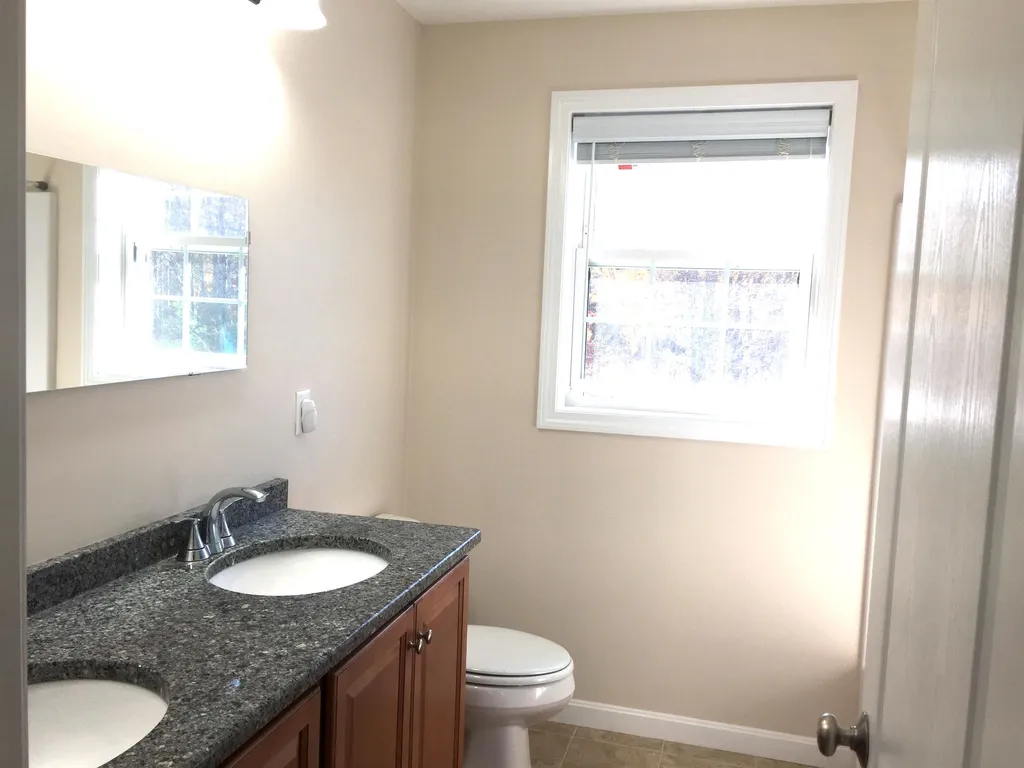 27 Nesenkeag Drive Litchfield NH 03052