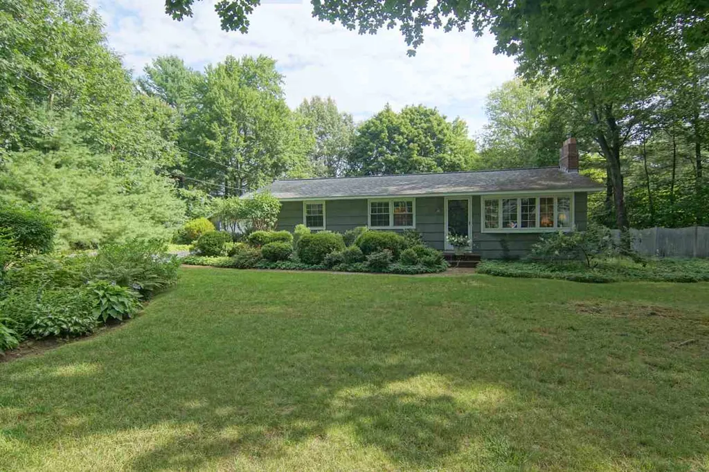 19 Woodknoll Drive North Hampton NH 03862