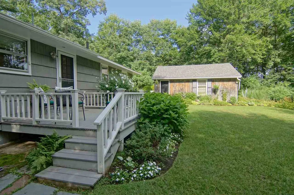 19 Woodknoll Drive North Hampton NH 03862