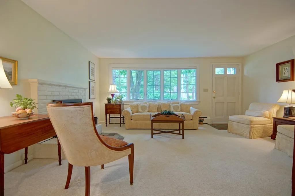 19 Woodknoll Drive North Hampton NH 03862