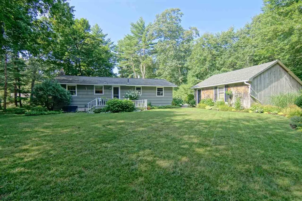 19 Woodknoll Drive North Hampton NH 03862