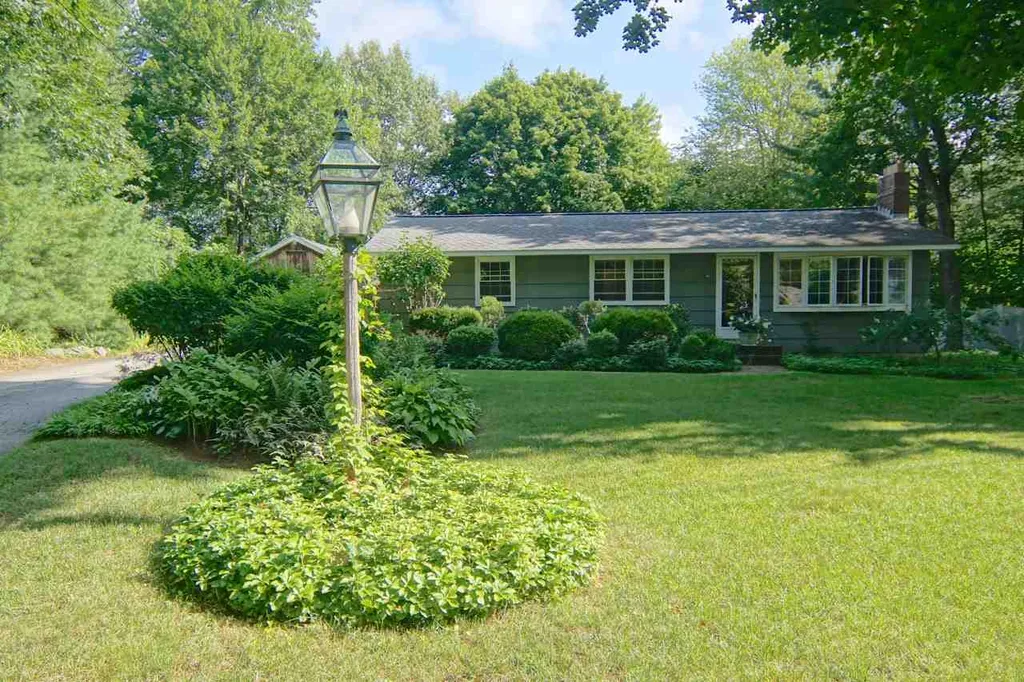 19 Woodknoll Drive North Hampton NH 03862