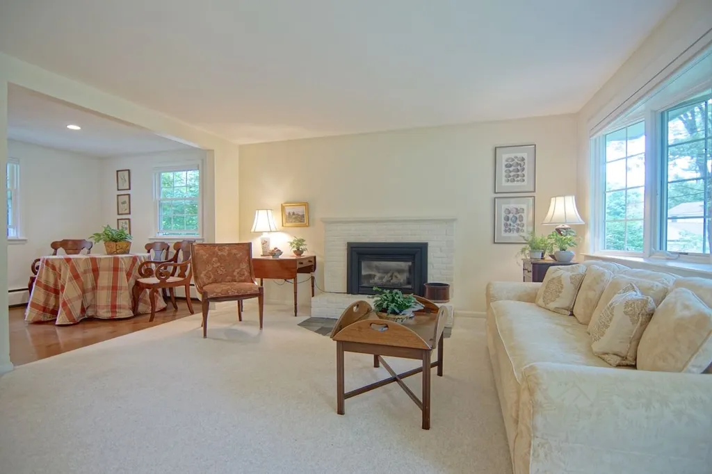 19 Woodknoll Drive North Hampton NH 03862