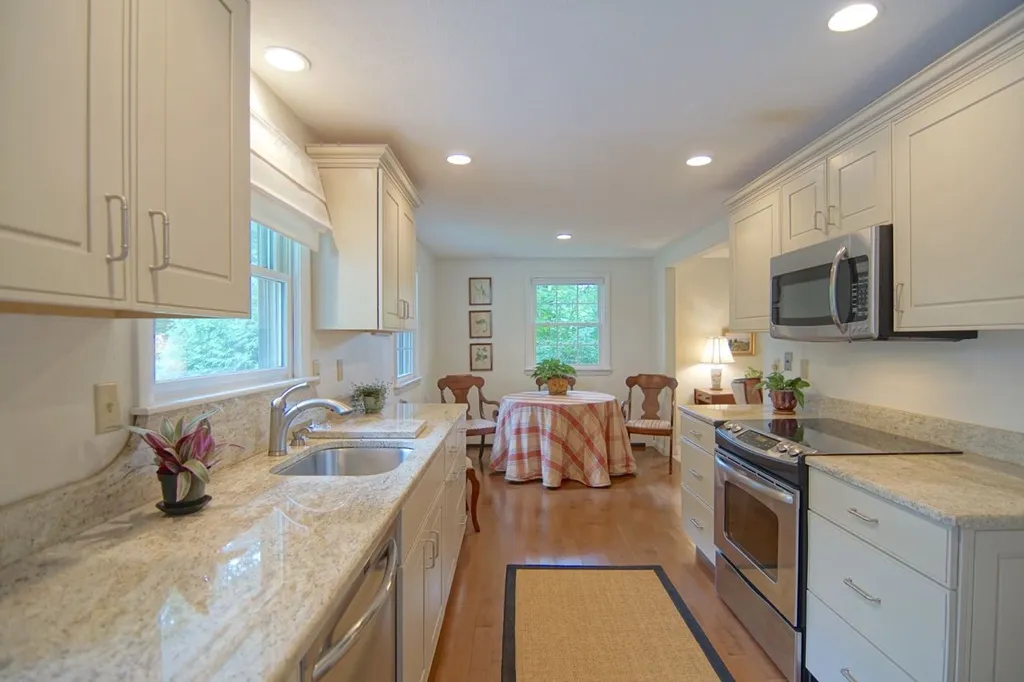 19 Woodknoll Drive North Hampton NH 03862