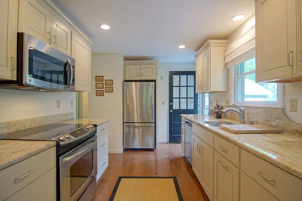 19 Woodknoll Drive North Hampton NH 03862