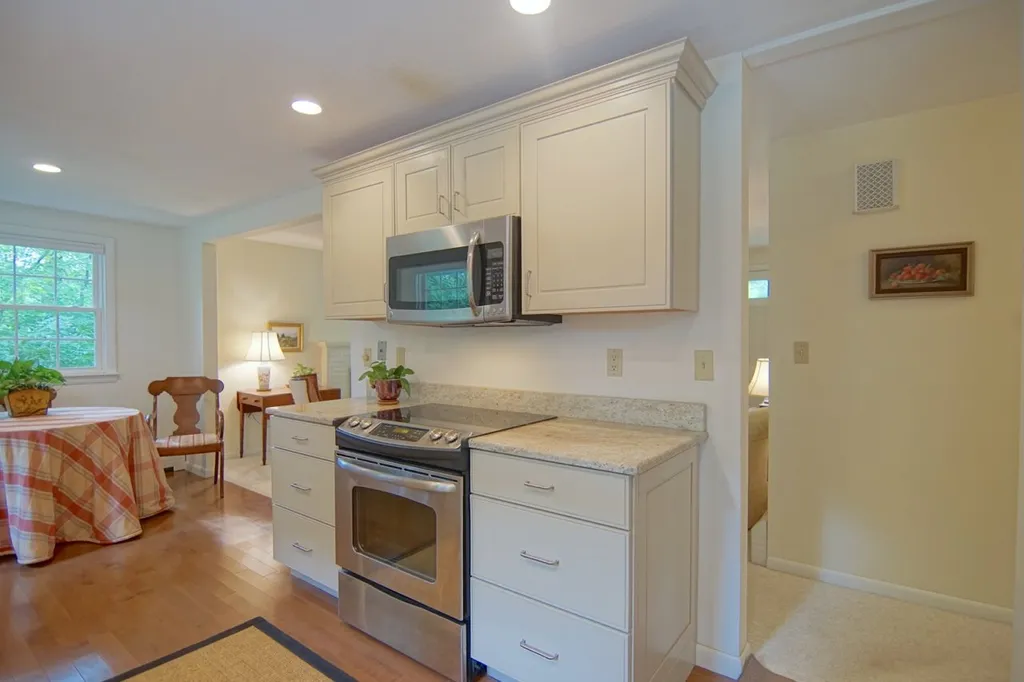 19 Woodknoll Drive North Hampton NH 03862