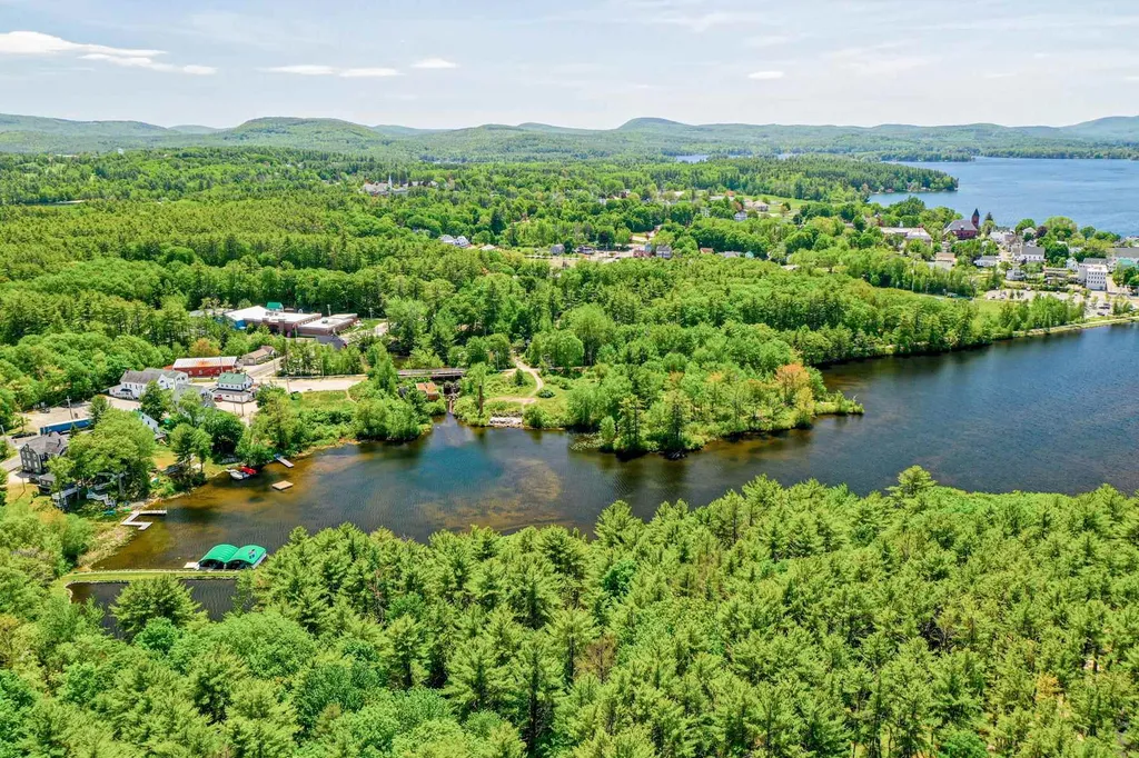 15 Willow Street Wolfeboro NH 03894