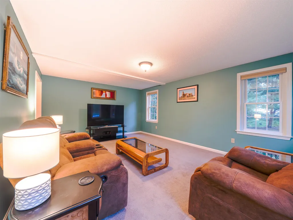 39 Royal Lane Londonderry NH 03053