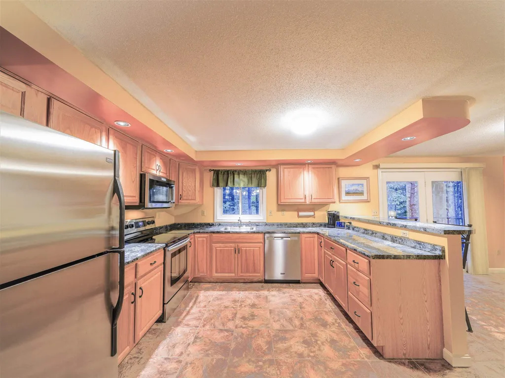 39 Royal Lane Londonderry NH 03053