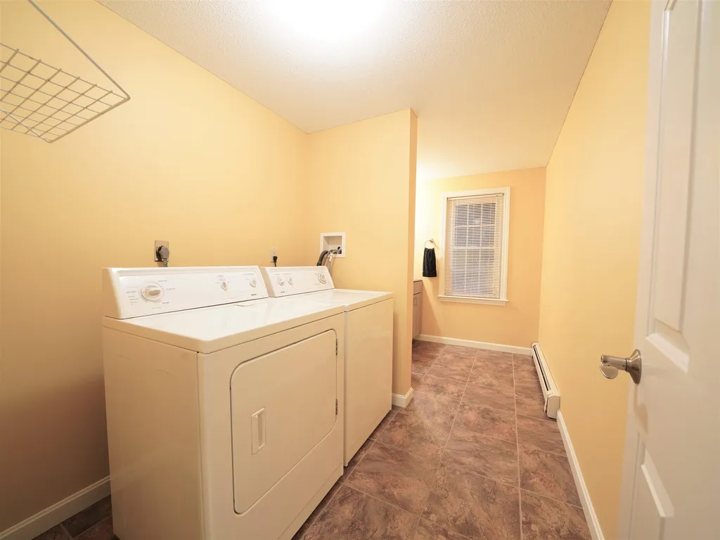 39 Royal Lane Londonderry NH 03053