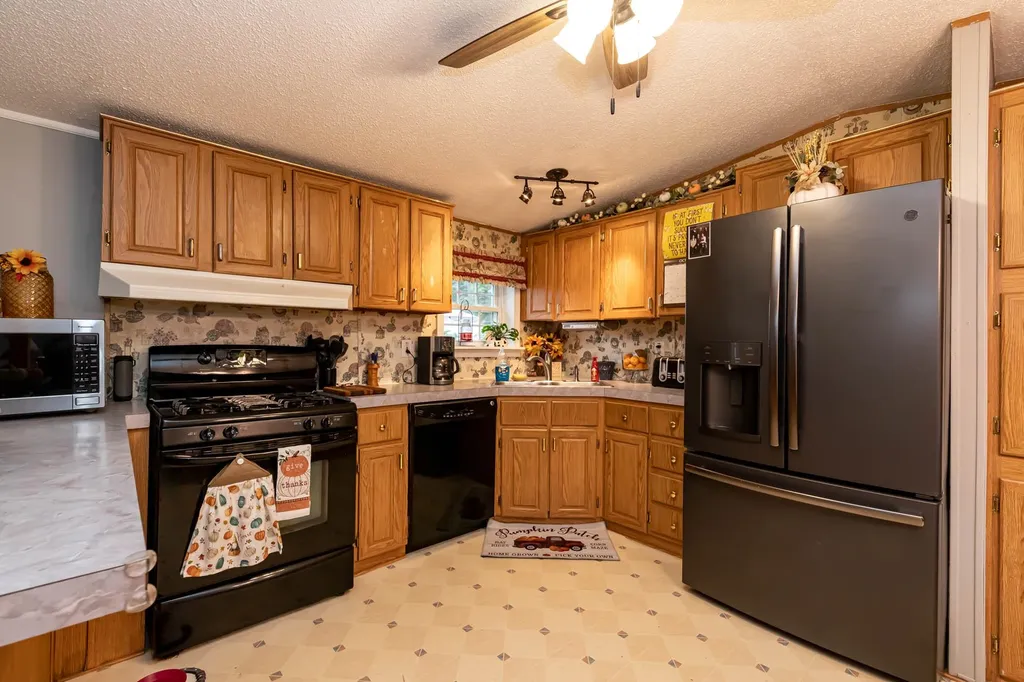 30 Pine Tree Terrace Derry NH 03038