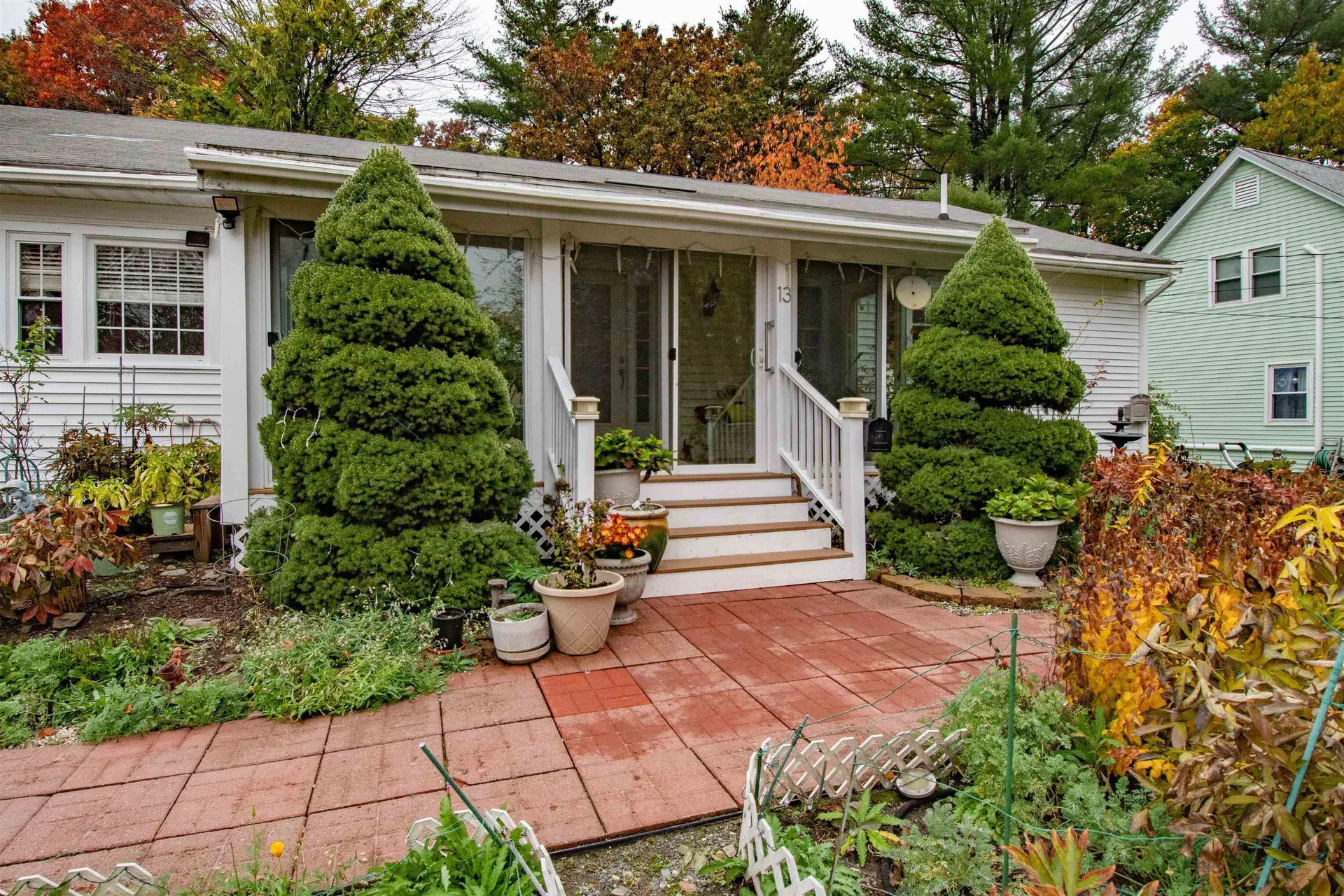 13 Charlotte Avenue Nashua NH 03064-1550