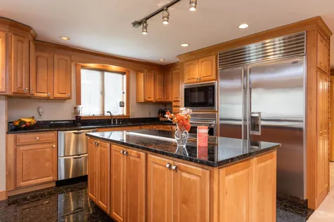 6 Drake Drive Greenland NH 03840