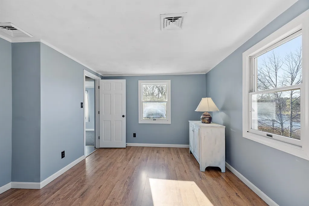 32 Main Street Kingston NH 03848