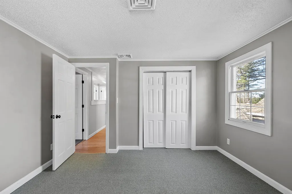32 Main Street Kingston NH 03848