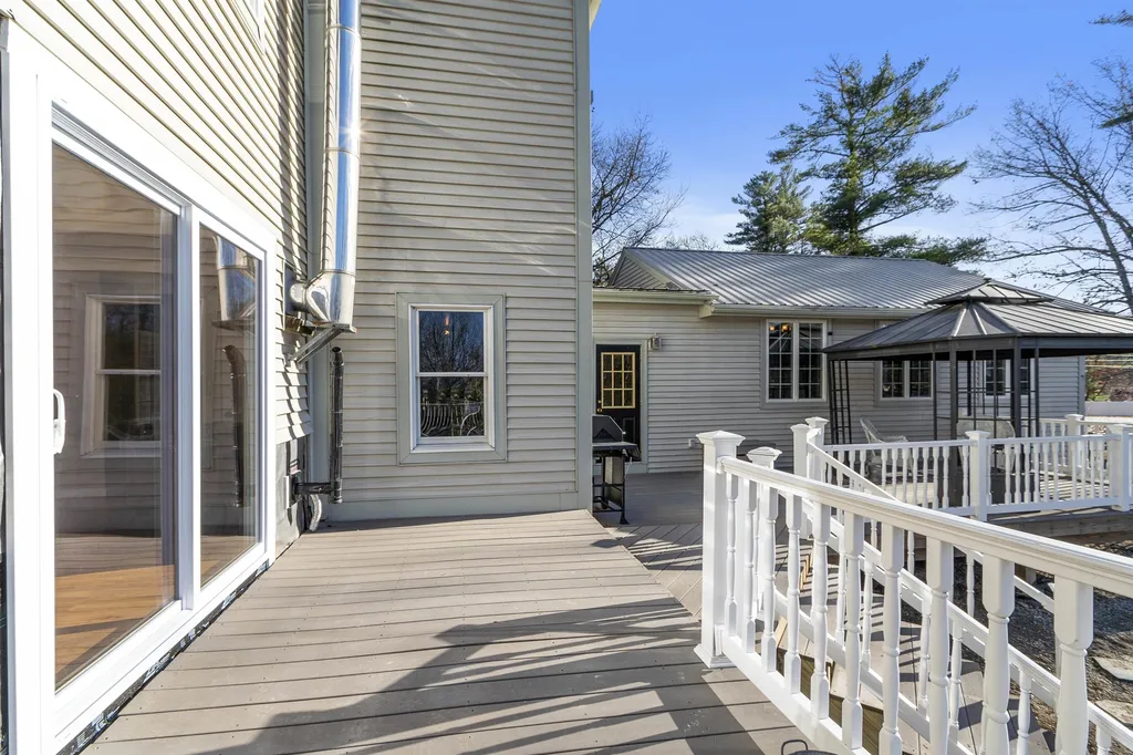 32 Main Street Kingston NH 03848