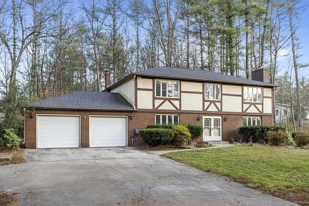 17 Jefferson Drive Londonderry NH 03053