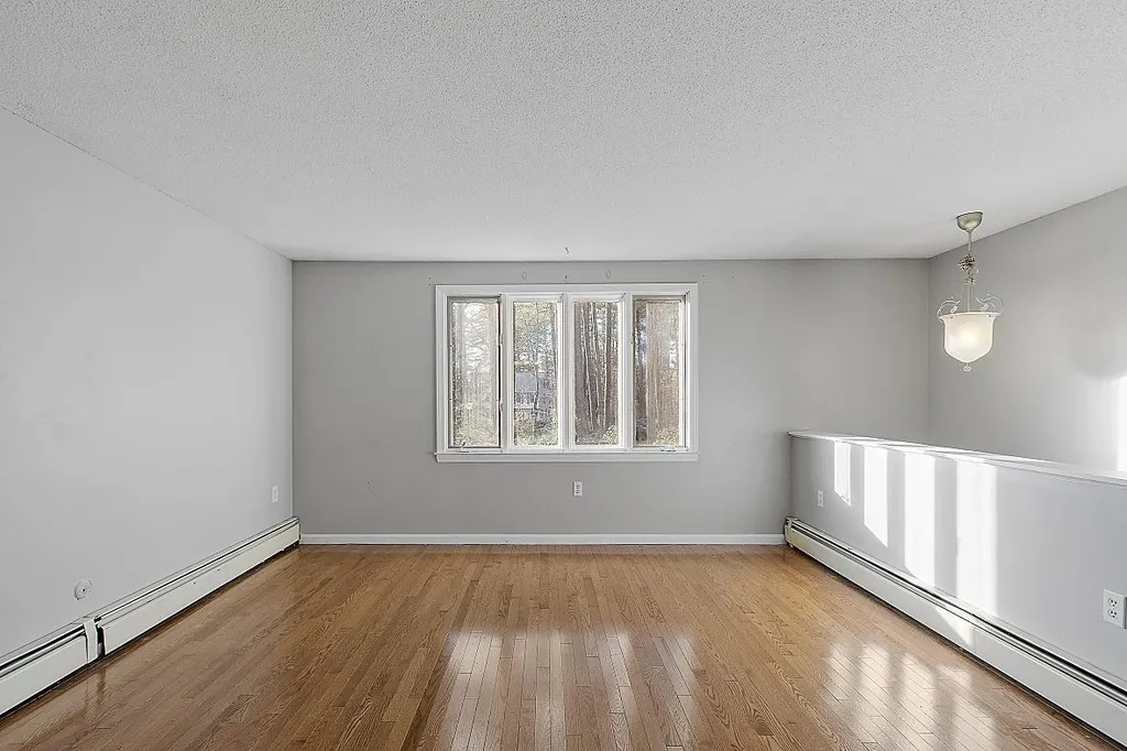 17 Jefferson Drive Londonderry NH 03053
