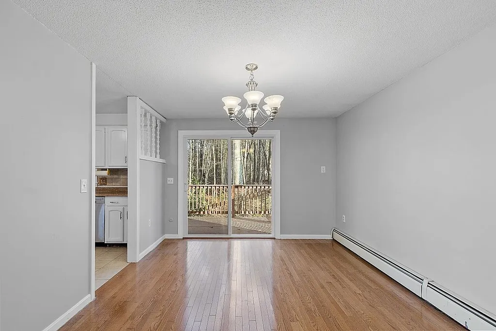 17 Jefferson Drive Londonderry NH 03053
