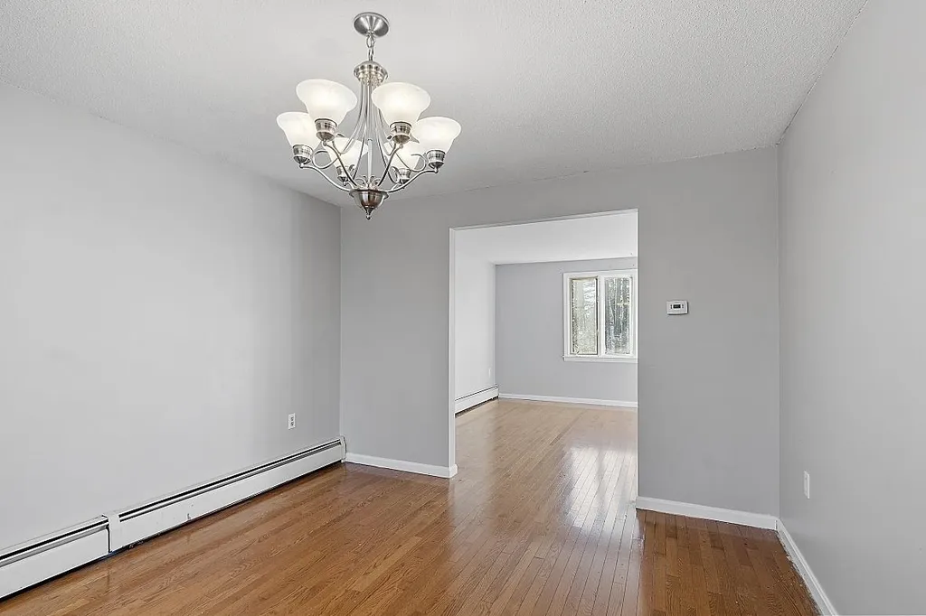 17 Jefferson Drive Londonderry NH 03053