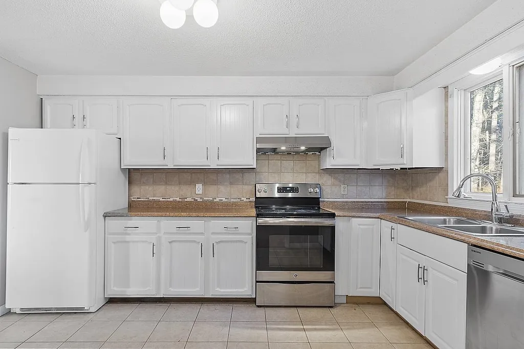 17 Jefferson Drive Londonderry NH 03053