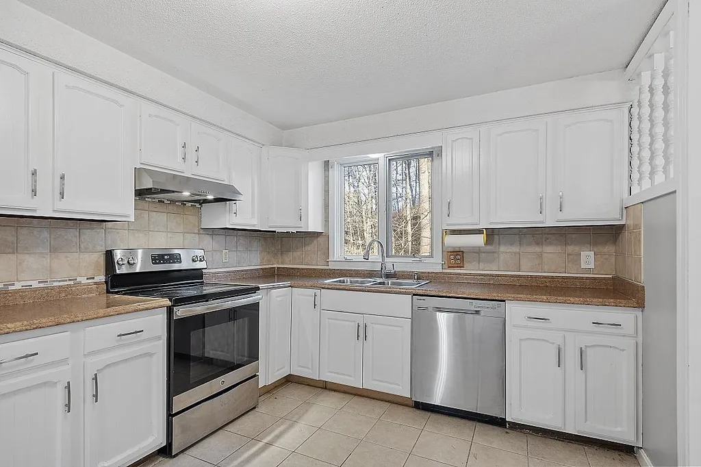 17 Jefferson Drive Londonderry NH 03053