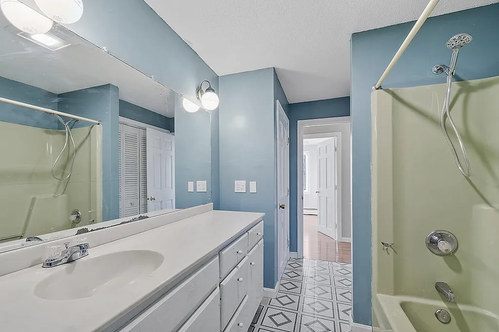 17 Jefferson Drive Londonderry NH 03053