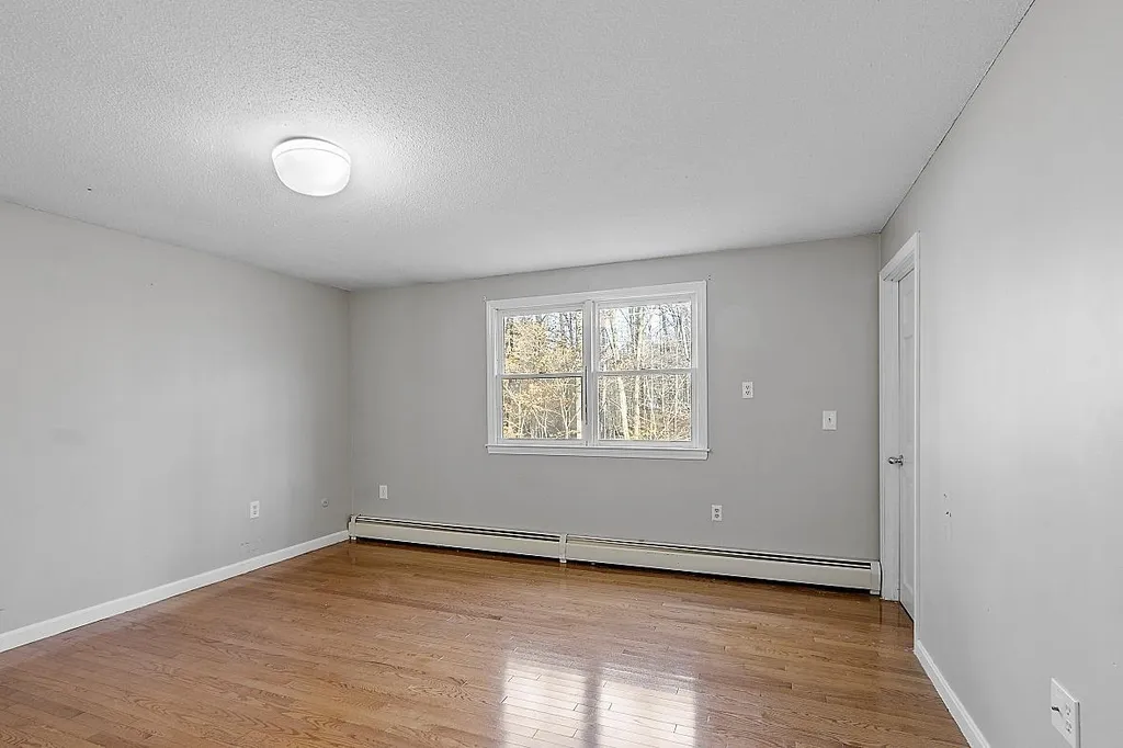 17 Jefferson Drive Londonderry NH 03053