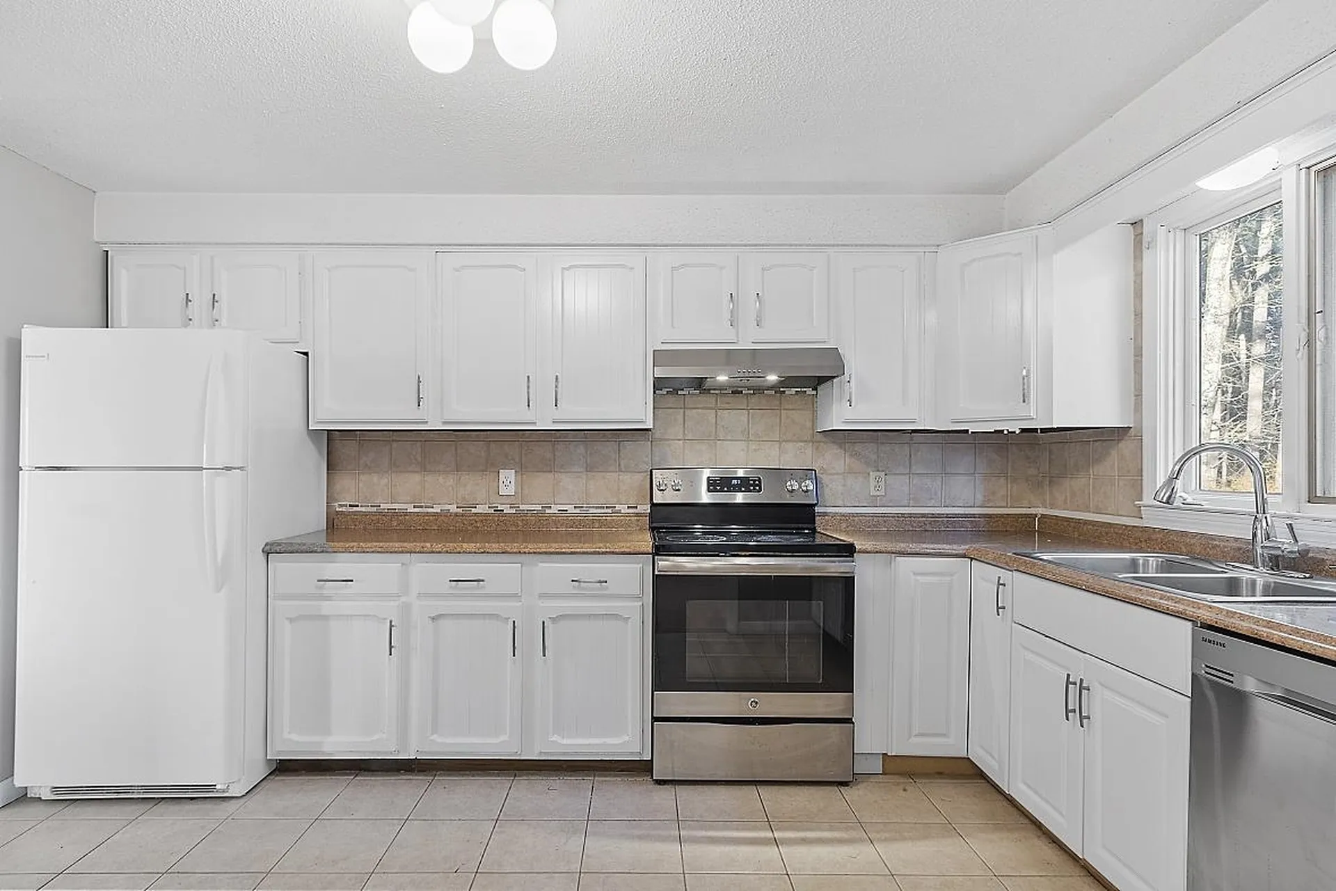 17 Jefferson Drive Londonderry NH 03053