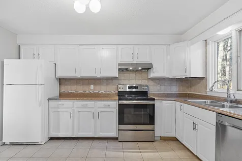 17 Jefferson Drive Londonderry NH 03053