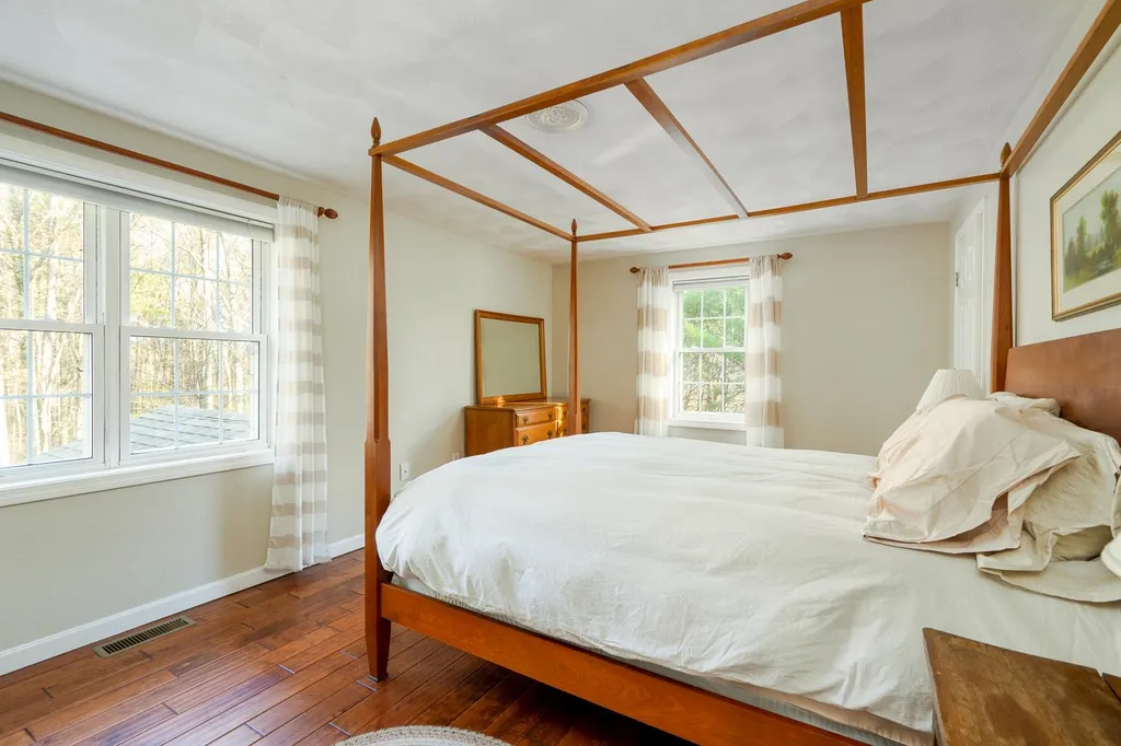 71 Heath Street Newton NH 03858