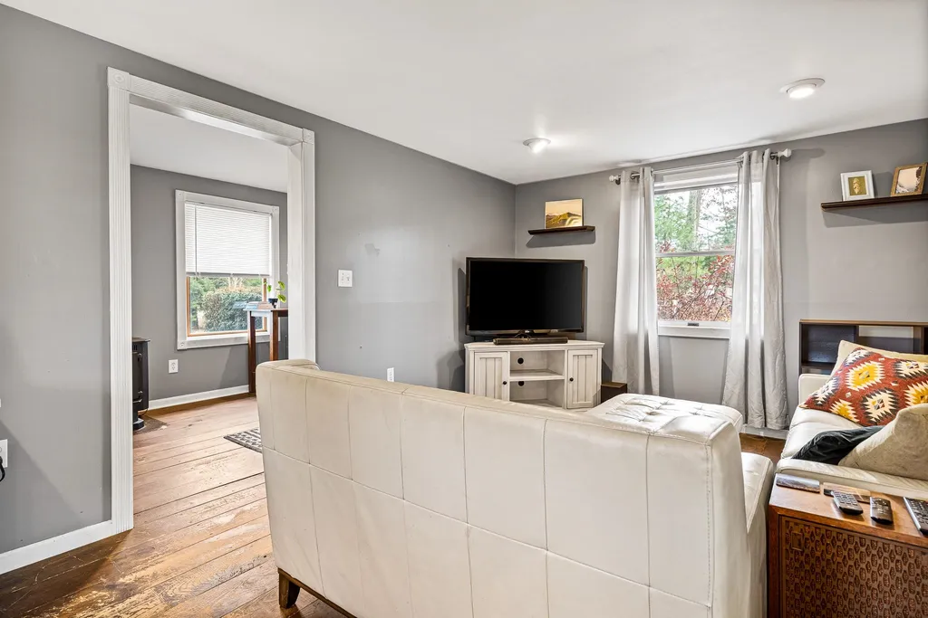33 Litchfield Road Londonderry NH 03053