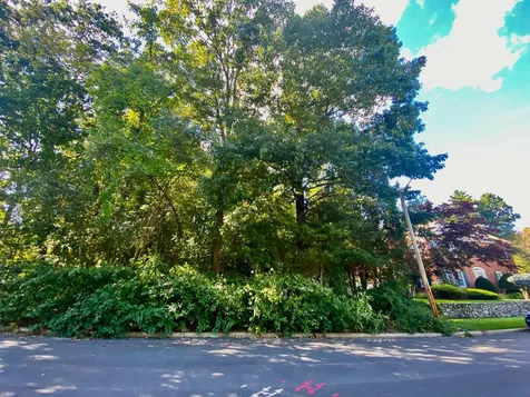 335 Ledgewood Road Manchester NH 03104