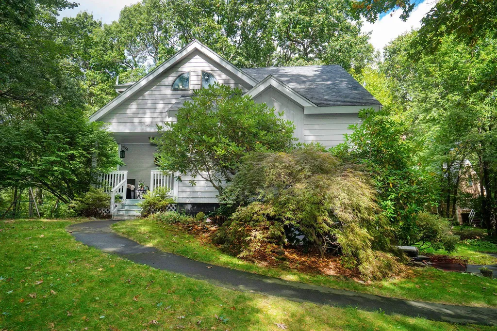 8 Hunter Drive Derry NH 03038