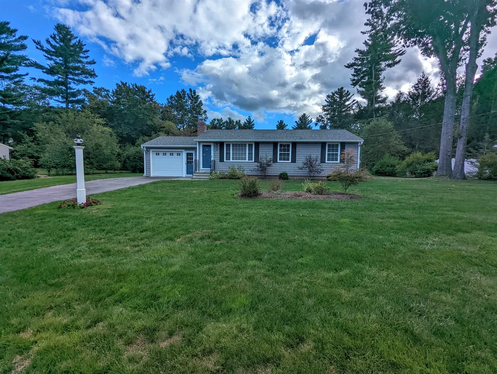 24 Woodknoll Drive North Hampton NH 03862