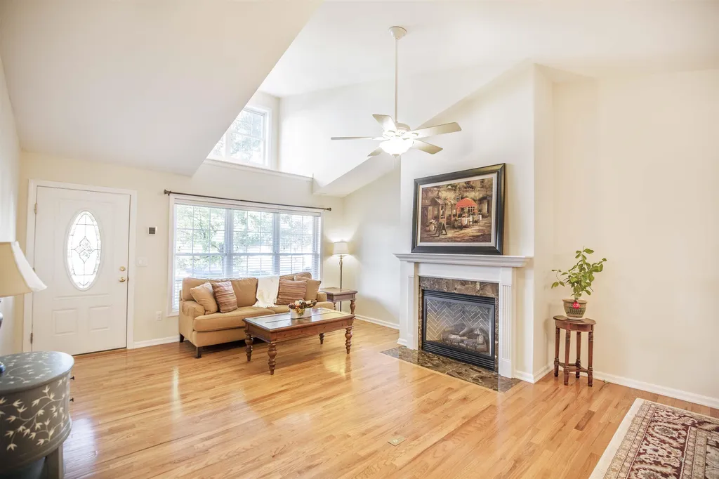 8b Taunton Lane Hudson NH 03051