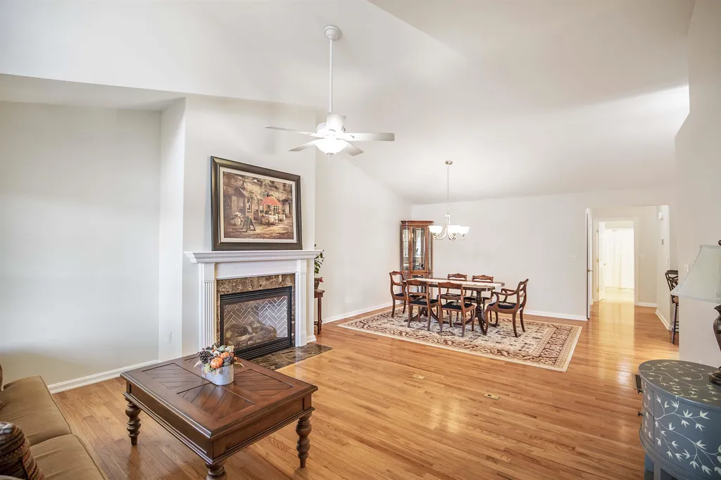 8b Taunton Lane Hudson NH 03051