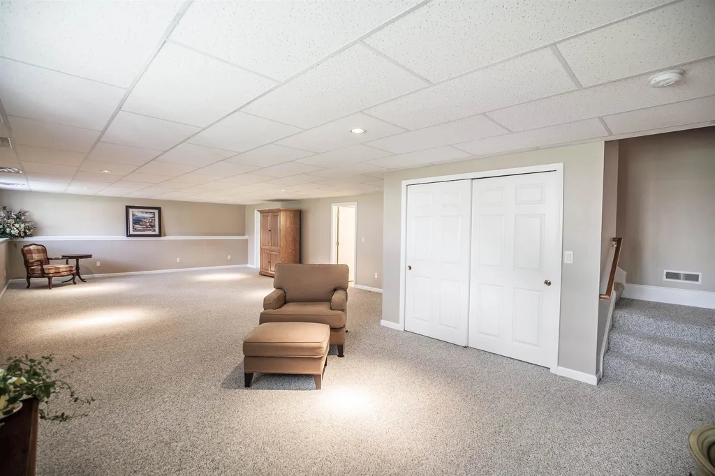 8b Taunton Lane Hudson NH 03051
