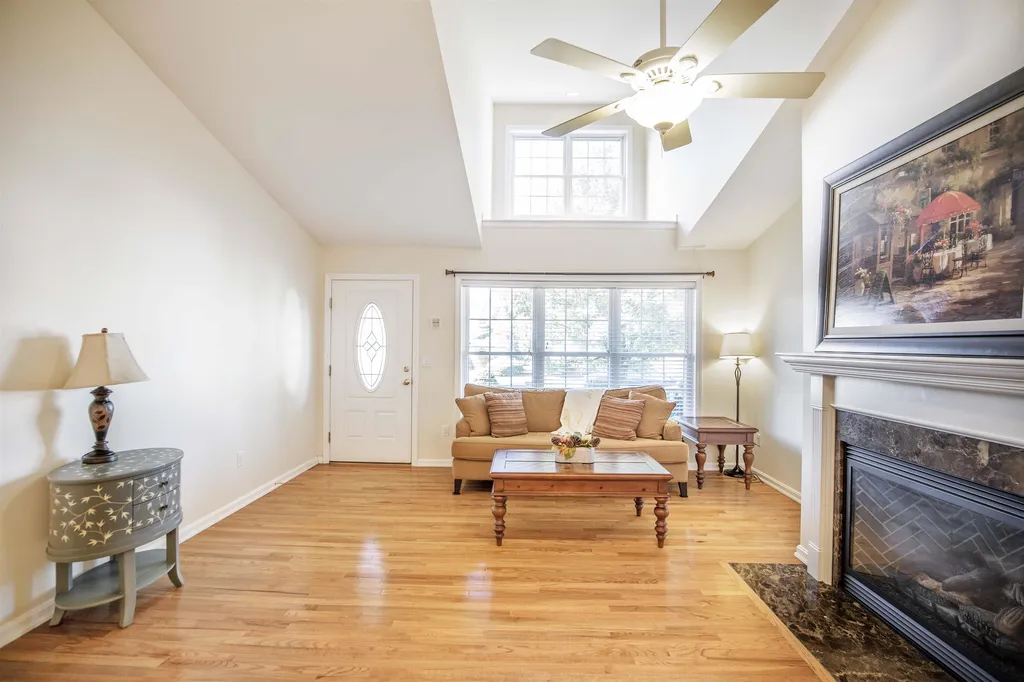 8b Taunton Lane Hudson NH 03051