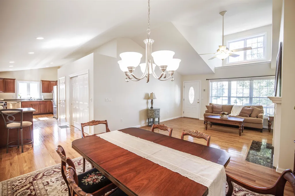 8b Taunton Lane Hudson NH 03051