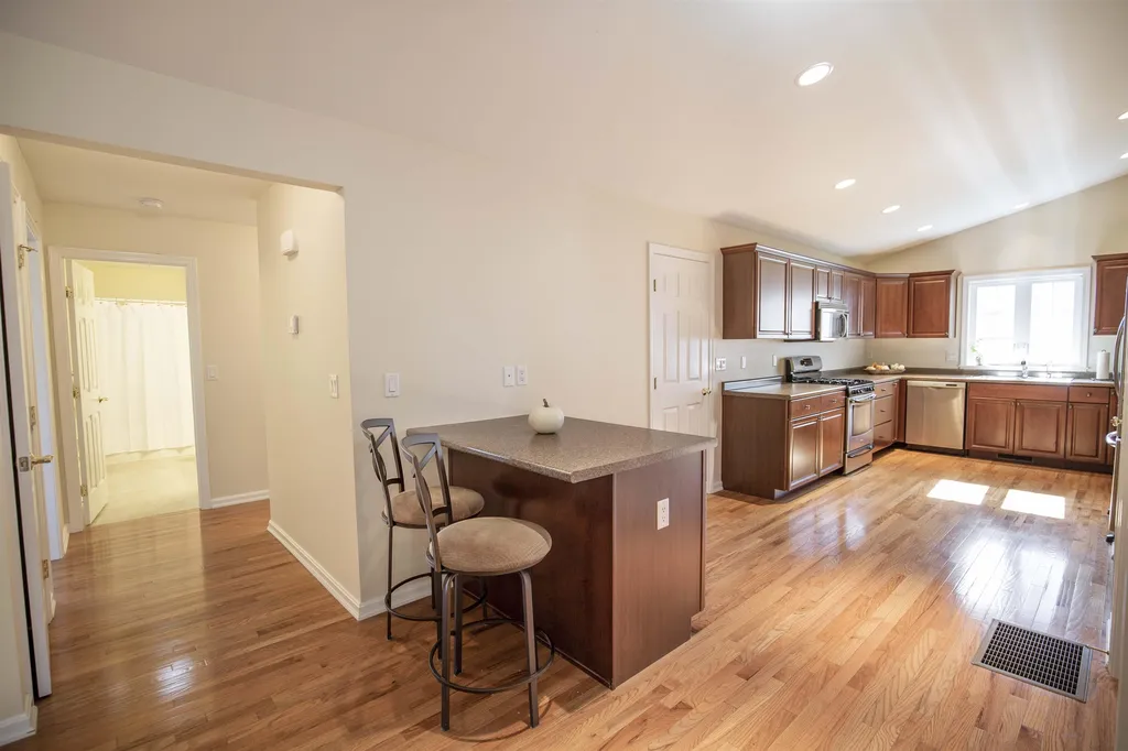 8b Taunton Lane Hudson NH 03051