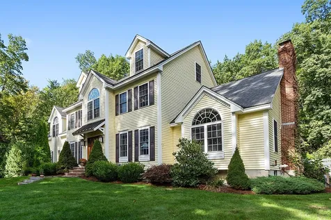 8 Evergreen Drive Plaistow NH 03865