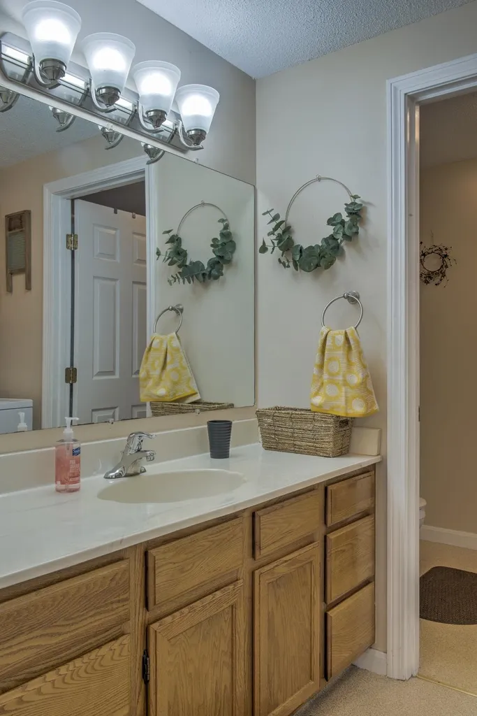 24d Stonehouse Lane Keene NH 03431