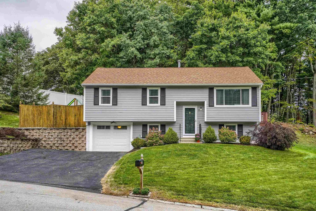 22 Holbrook Drive Nashua NH 03062