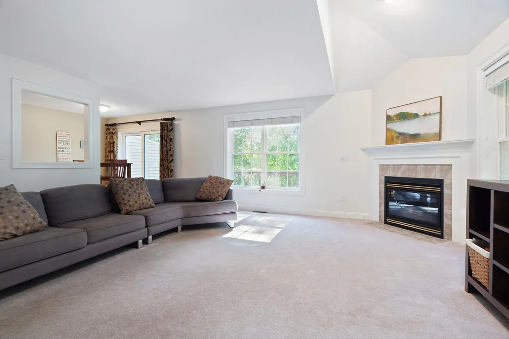 25 Lilac Lane Newmarket NH 03857